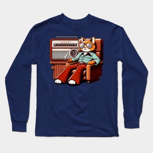 Chillin cat and a vintage radio Long Sleeve T-Shirt